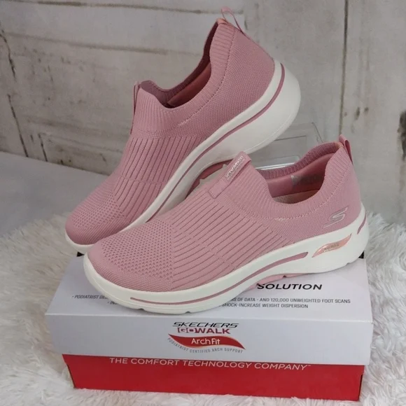 Skechers Women's Blush Slip-On Gowalk Sneakers Size 8.5 - Picture 1 of 10